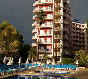 Pool und Hotel