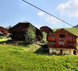 Wiesen und ladinische Berghöfe  