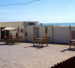 Der Innenhof mit Tischen Bänken WC