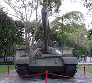 Panzer vor dem Palast
