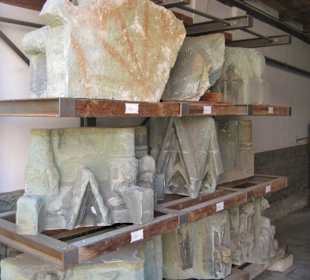 Bauteile von St Maria zur Wiese in der Toreinfahrt