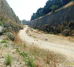 Каменные ядра у стен Дворца Великих Магистров.