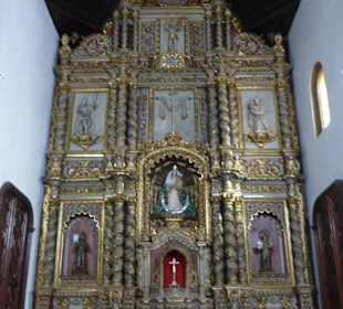 Der Hauptaltar im mittleren Kirchenschiff