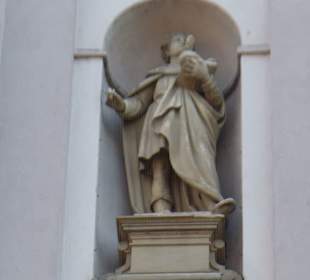 Außenansicht Statuen