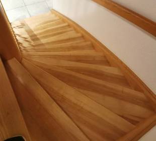 Steile Treppe zum Saal im 1. Stock