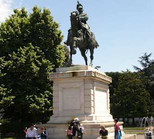 Памятник королю Виктору-Эммануилу П на Набережной 