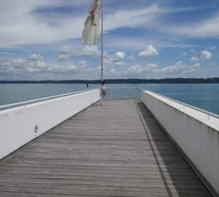 Der Seesteg hinaus auf den See