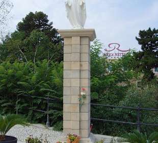 Biblische Figur vor dem Friedhof von Tropea
