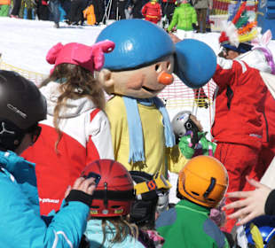 Das Ski-Schul-Maskottchen SIGGI ist täglich dabei