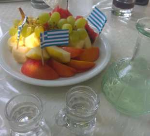 Raki und Früchte
