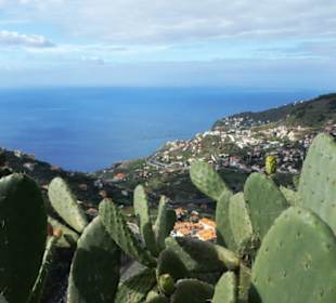 Blick auf den Ort  und das Meer