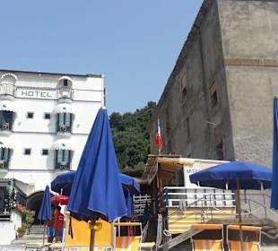 Netter Strand und Hafen