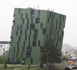 Schiefe Häuser neben dem Gasometer