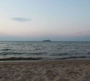 Nadmorska plaża i statek