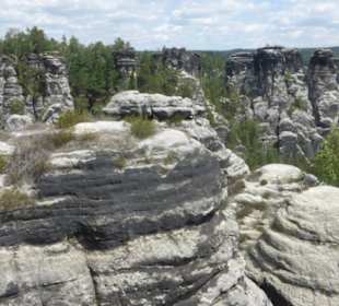 Blick auf die Felslandschaft im Bastei-Massiv