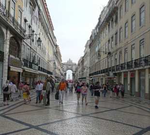 Straße mit dem Eingangstor zu Lissabon