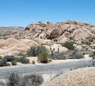 Tolle Wüstenlandschaft mit kahlen Felsen. 