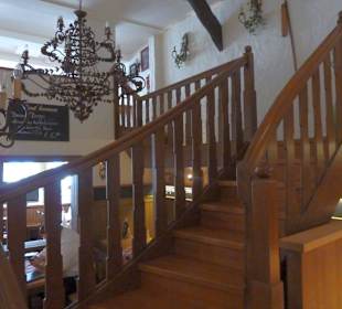 Schöne Holztreppe zum oberen Gastraum