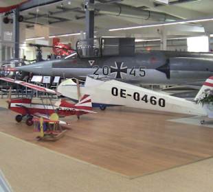 Starfighter im Hintergrund