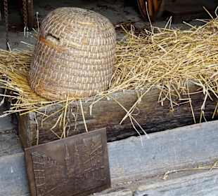 Bienenkorb in der Remise des Museums