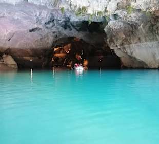 Im unterirdischen See vom Schlauchboot aus gesehen