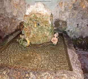 Brunnen in der Grotte