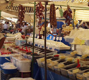 Ein Verkaufsstand auf dem Markt in Manavgat
