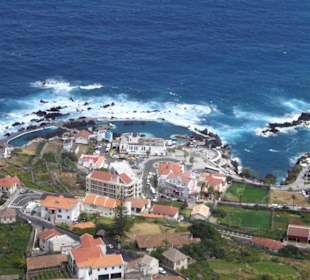 Blick auf Porto Monis Meerwasserschwimmbad