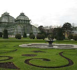 Palmenhaus und Parkanlage beim Schloss Schoenbrunn