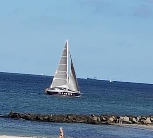 Einsame Strandwanderin.