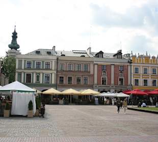 Rynek - widok na kamienice z kawiarenkami