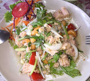 Tunsfischsalat mit Kräutern, Chili und Nüssen