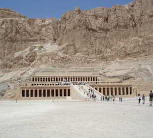 Hatsetsup - Tempel mit Bergmassiv