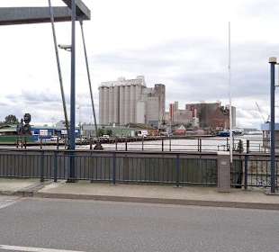 Blick auf die Getreidesilos am Außenhafen