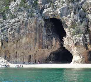 Blick in die Grotten der Cala Luna