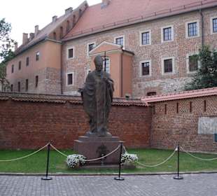 Kirche mit Denkmal eines ehemaligen Papstes