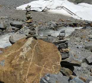 Tolle Steinmännchen auf dem Weg zur Spalte
