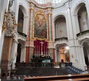Zum Altar hin