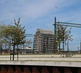 Eisenbahnstrecke neben dem Kanal