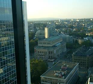 Sitzplatz mit Blick Richtung Taunus mit Alter Oper