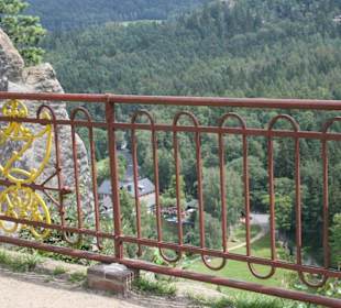 Blick von der Terrasse auf den Nonnenfelsen in den