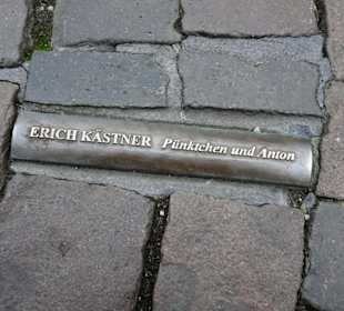 Buchrücken im Pflaster vor dem Rathaus