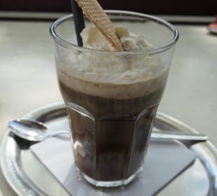 Kaffeepause beim Café am Rosengarten