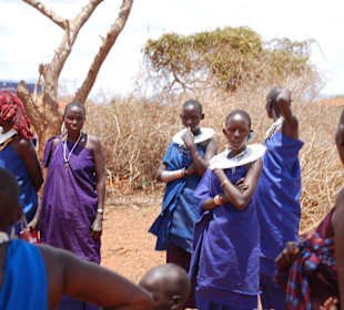 Die Massai-Damen warten immer nocch