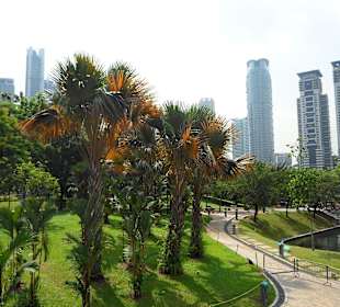 Parkanlage hinter den Petronas-Twin Towers...