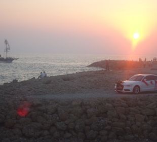 Hochzeitsauto im Sonnenuntergang