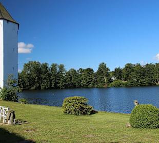 Wassergräben um das Schloss