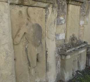 Mauer Alter Friedhof mit Grabsteinen / Grabplatten