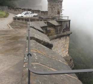 Entlang der Festungsmauer