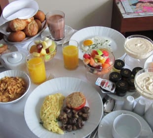Lecker Frühstücksbuffet auf's Zimmer